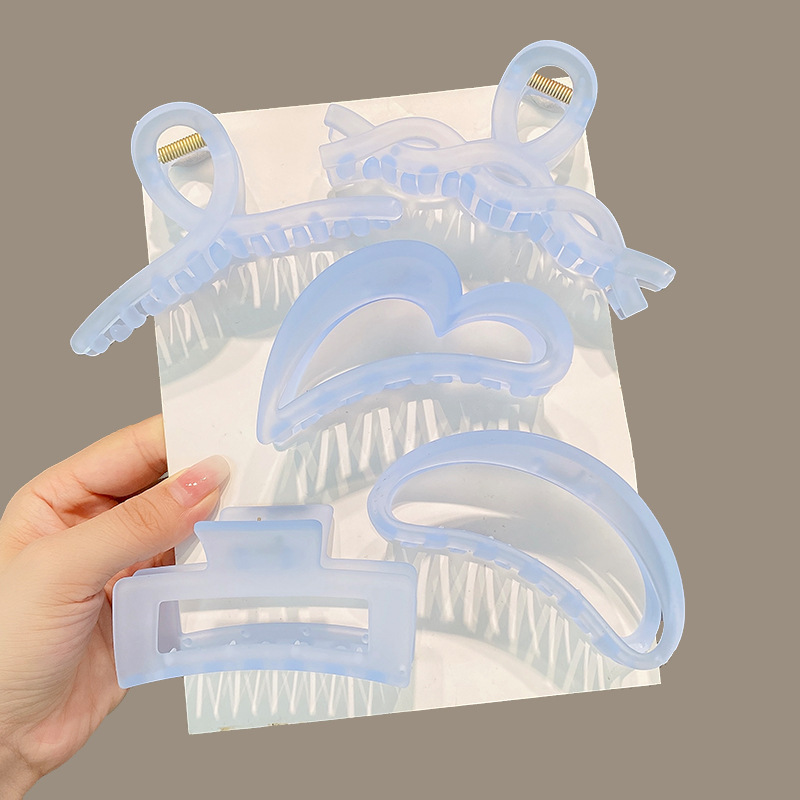 Light blue matte scratch-clip women's 2023 new high-end large hairpin at the back of the head, a popular shark clip headwear full figure