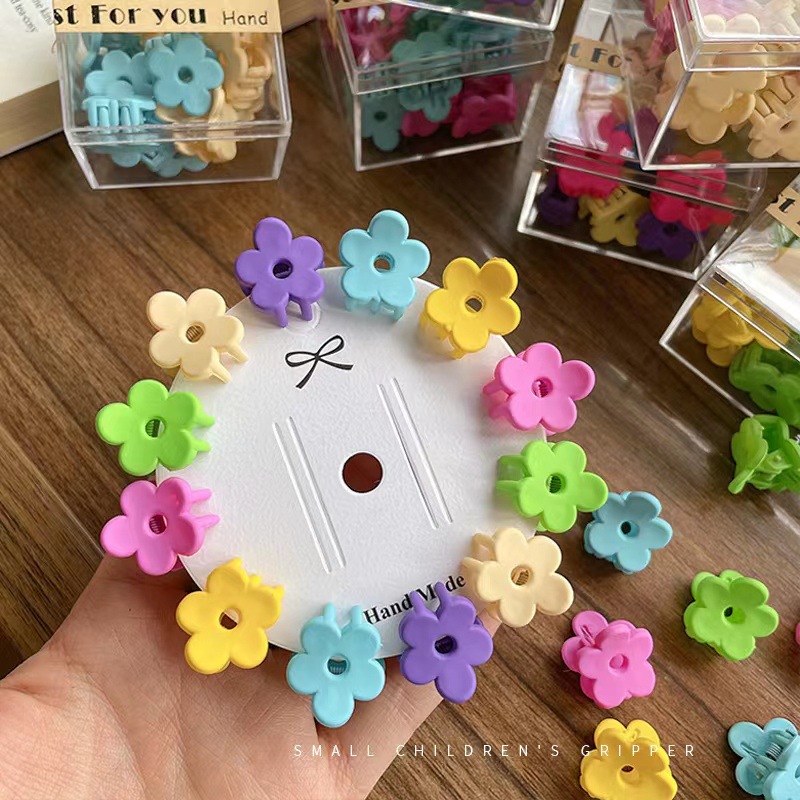 Mini candy-colored small hairpins for women, side bangs on the forehead, broken hairpins, summer princess head grab hairpins Application Scenario