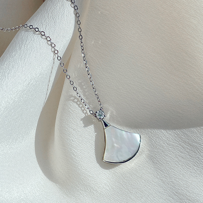 A new 2024 bestseller, a trendy French high-end pendant with a unique design and a collarbone chain accessory Specification drawing