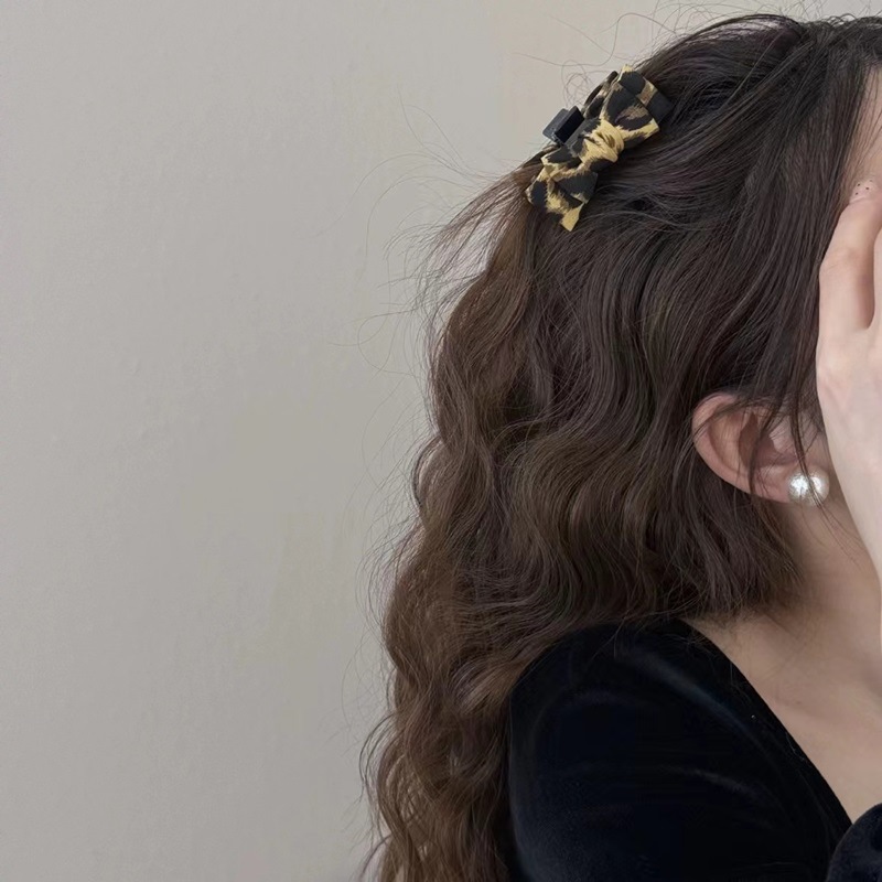 The new old-fashioned leopard print large bow hair clip has a feminine feel. It features a small claw clip at the back of the head and a half-tied headpiece, hairpin and hair accessory Specification drawing