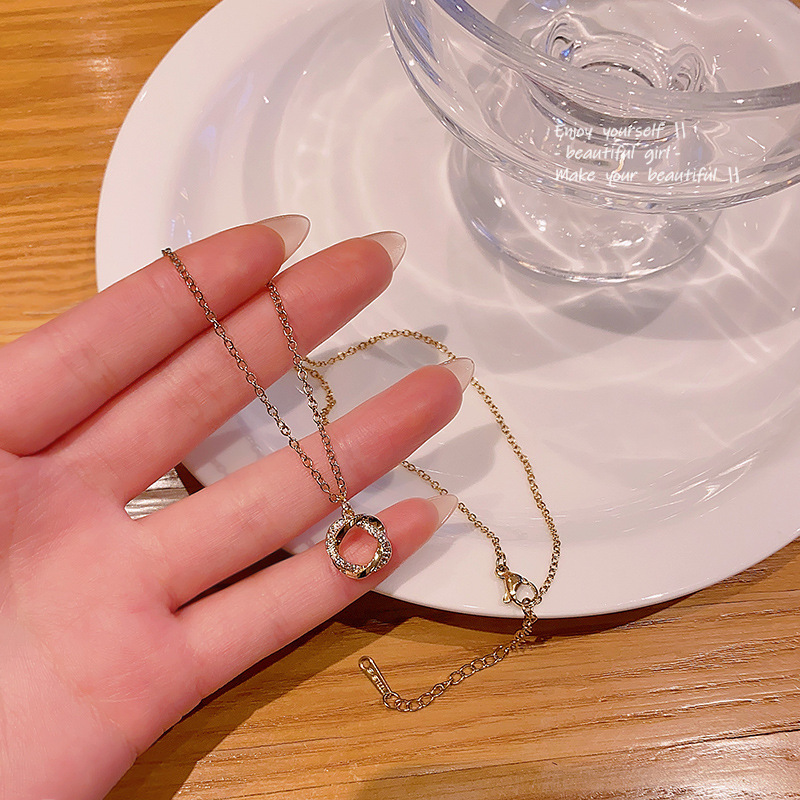 Korean exquisite micro-inlaid circular pendant necklace, women's ins style, high-end design sense collarbone chain, Internet celebrity necklace wholesale details Picture
