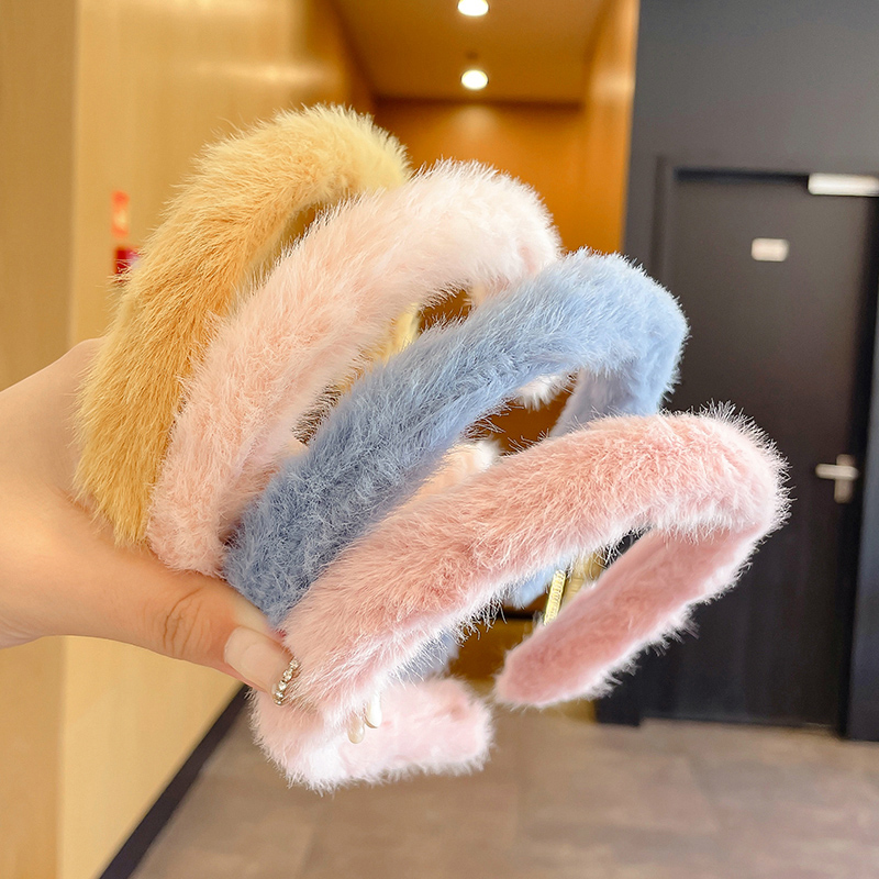 Candy-colored fur hair band, a special headband for women to wash their faces in autumn and winter, hair tie, anti-slip hair clip, and a versatile headwear for going out Application Scenario
