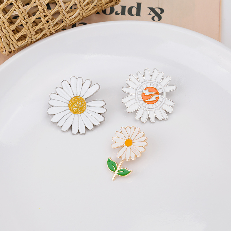 The Korean version of Instagram's G-Dragon GD's Daisy sunflower brooch is a versatile clothing accessory and cartoon badge full figure
