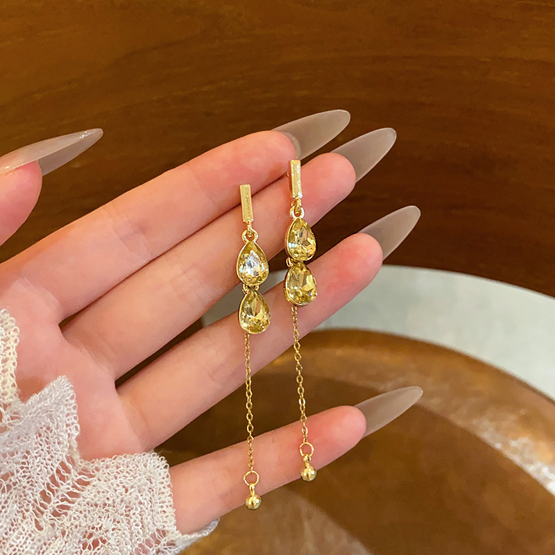 Exquisite and elegant teardrop long tassel earrings, a unique and niche design for women, fashionable, light luxury, individual and versatile earrings full figure