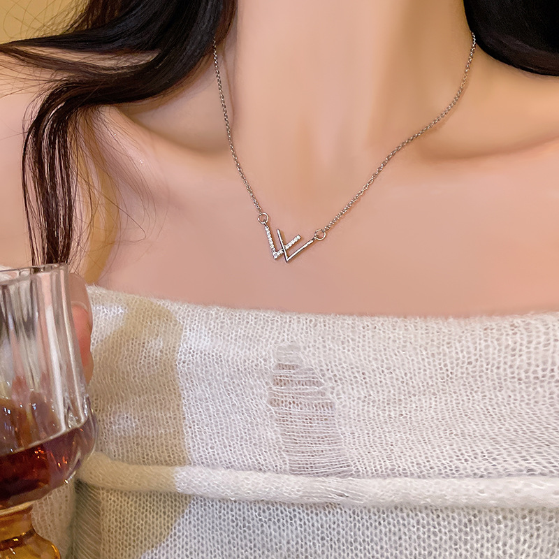 Exquisite full-diamond letter titanium steel necklace for women's ins, trendy and niche design, simple and versatile collarbone chain accessory wholesale details Picture