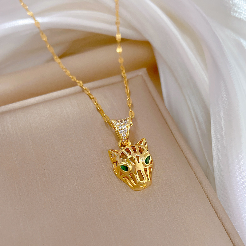 【 Titanium Steel 】 Perforated leopard head Light Luxury Cross-border Banquet and wedding necklace, versatile collarbone chain for female Internet celebrities, titanium steel chain Application Scenario