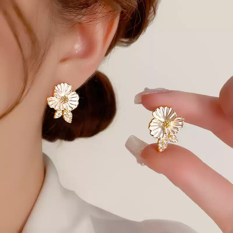 Elegant, retro, and light luxury forest-themed floral stud earrings for women, with a niche design sense, artistic and simple style, and fashionable earrings full figure