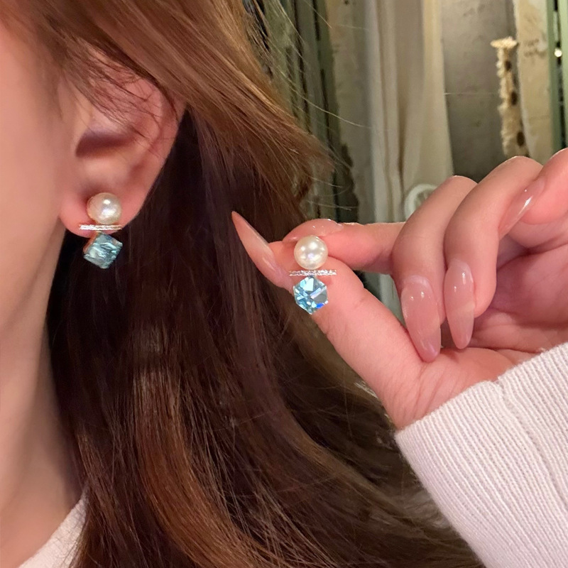 The blue crystal cube sugar pearl earrings are a light luxury, niche and high-end look for women. The stud earrings are unique and beautiful, and are popular earrings on the Internet details Picture