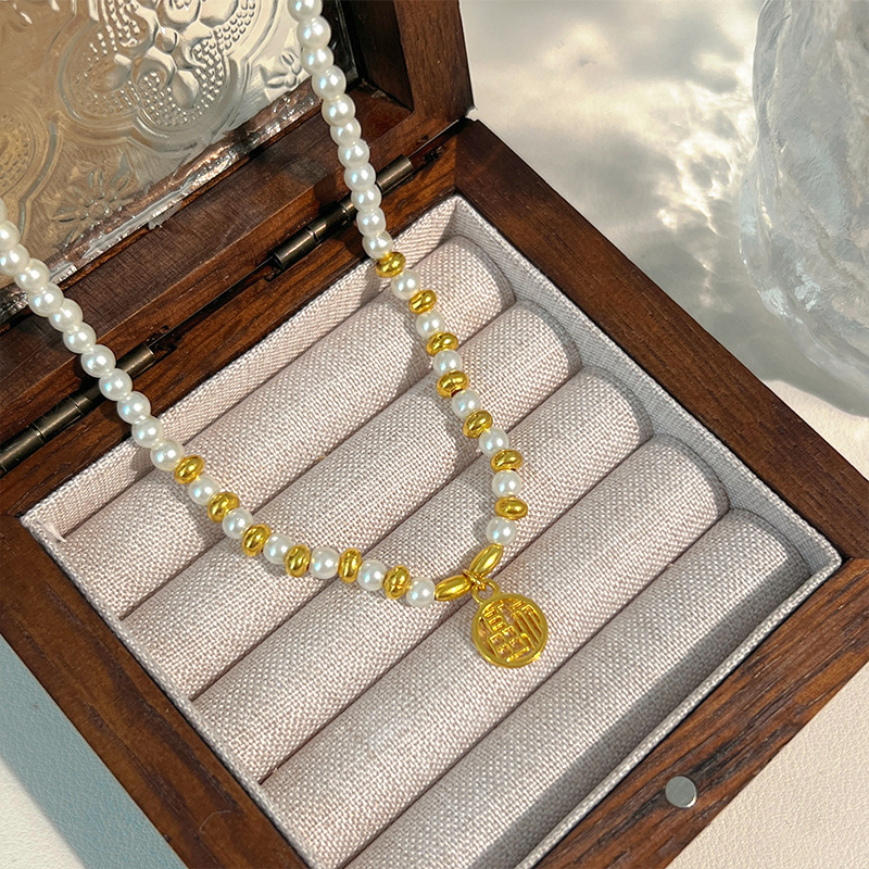 Shi Family Pearl necklace, a niche, light luxury design for women, exudes a sense of high-end fashion and elegance. Collarbone chain, neck chain, sweater chain, pearl chain details Picture