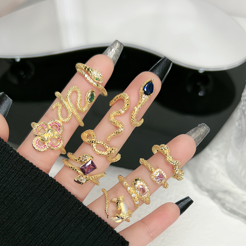 Exquisite retro pleated texture snake-shaped opening ring for women's Instagram cold style 2025 new fashion niche ring Application Scenario