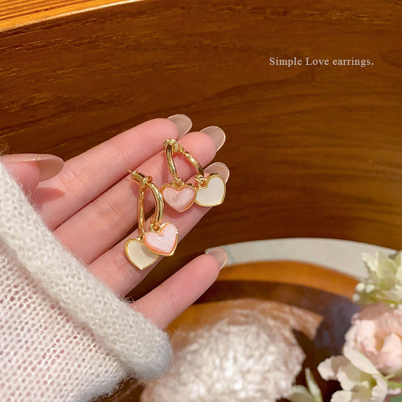 Korean-style sweet and elegant, color-blocking heart-shaped stud earrings for women, light luxury, niche fashion, versatile heart-shaped earrings, and popular ear accessories full figure