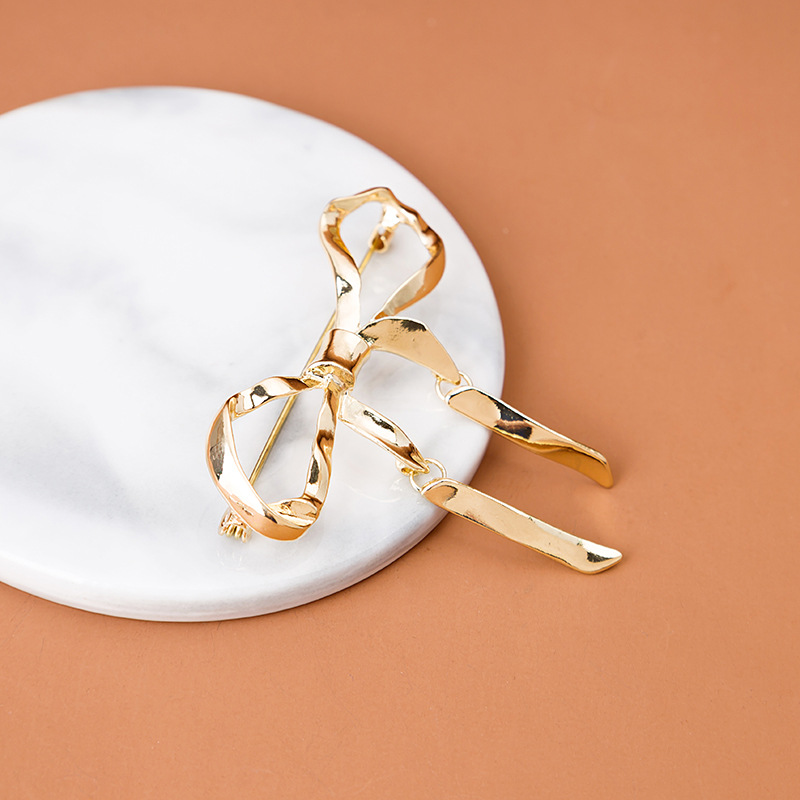 European and American cross-border accessories, exaggerated and personalized large three-dimensional bow pins, brooches, anti-glare clothing accessories details Picture