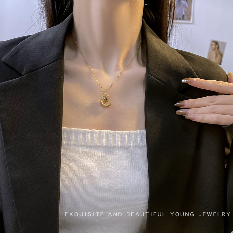 Cross-border best-selling fashion projection moon titanium steel necklace, a unique and elegant women's light luxury collarbone chain, a versatile accessory for Internet celebrities Application Scenario