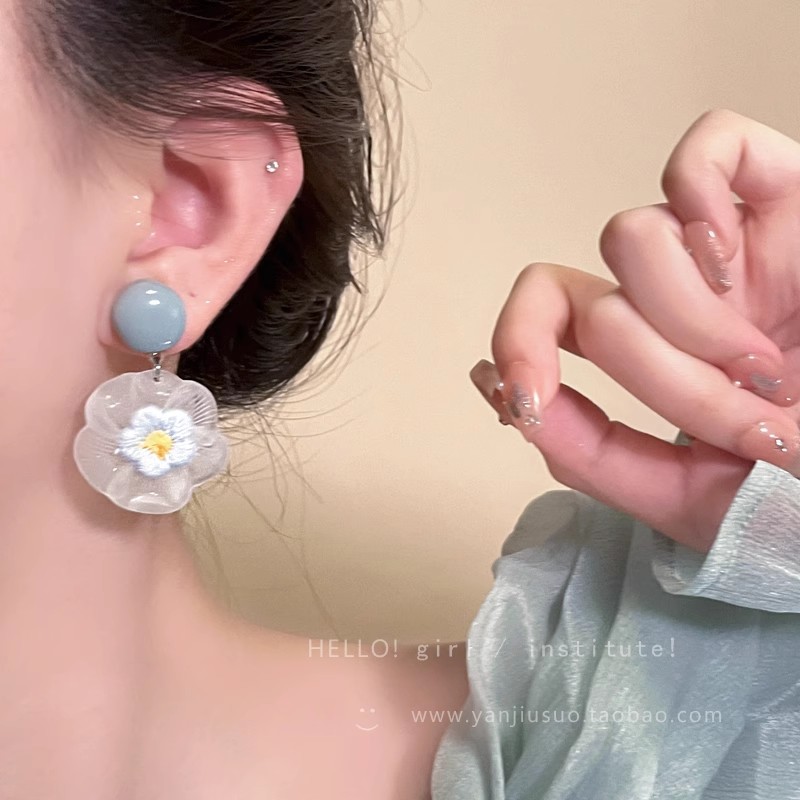 Light luxury and high-end transparent flower earrings, unique and niche for women, exaggerated round face slimming earrings, refreshing summer stud earrings Application Scenario
