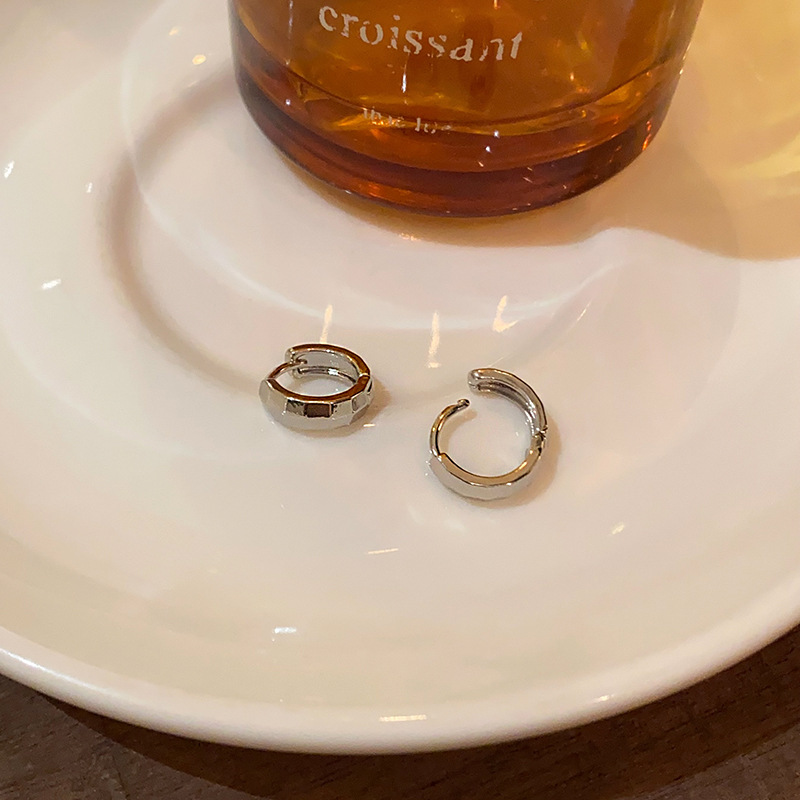 ins cold style plain ring earrings, unique and versatile for women, elegant and hot girl ear buckles, retro and niche personalized earrings wholesale Specification drawing