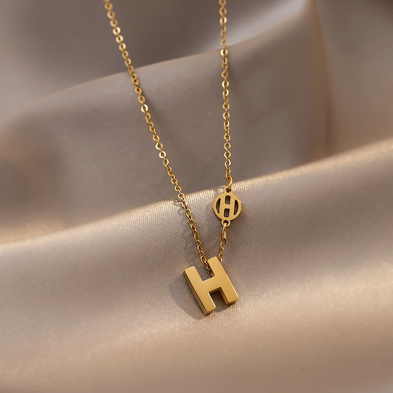A simple and individual H titanium steel necklace from Japan and South Korea, a fashionable small fortune pendant for women, an 18k gold-plated light luxury collarbone chain details Picture