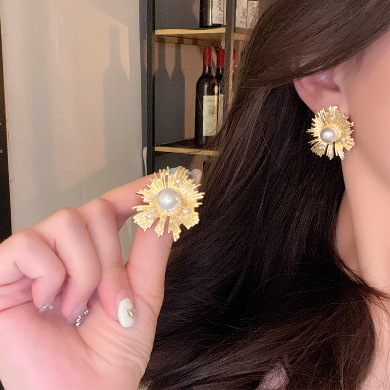 European and American retro Hong Kong-style exaggerated earrings for women, pearl inlaid, irregular round flower design, stud earrings details Picture