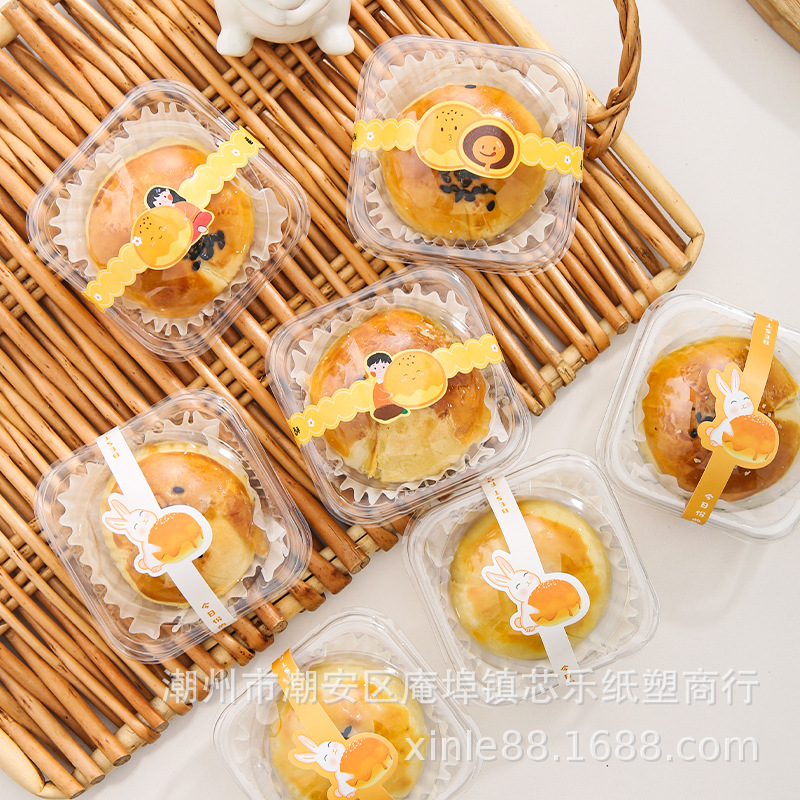 Each egg yolk pastry packaging box contains 80g snow beauty green rice balls with a transparent lid and is a disposable baking box Application Scenario