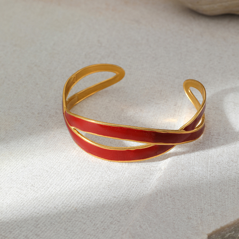 This simple stainless steel bracelet from Europe and America does not fade. It features a cold and elegant ins style with a high-end feel. It is a light luxury open-top jewelry with a heart-shaped oil drip details Picture