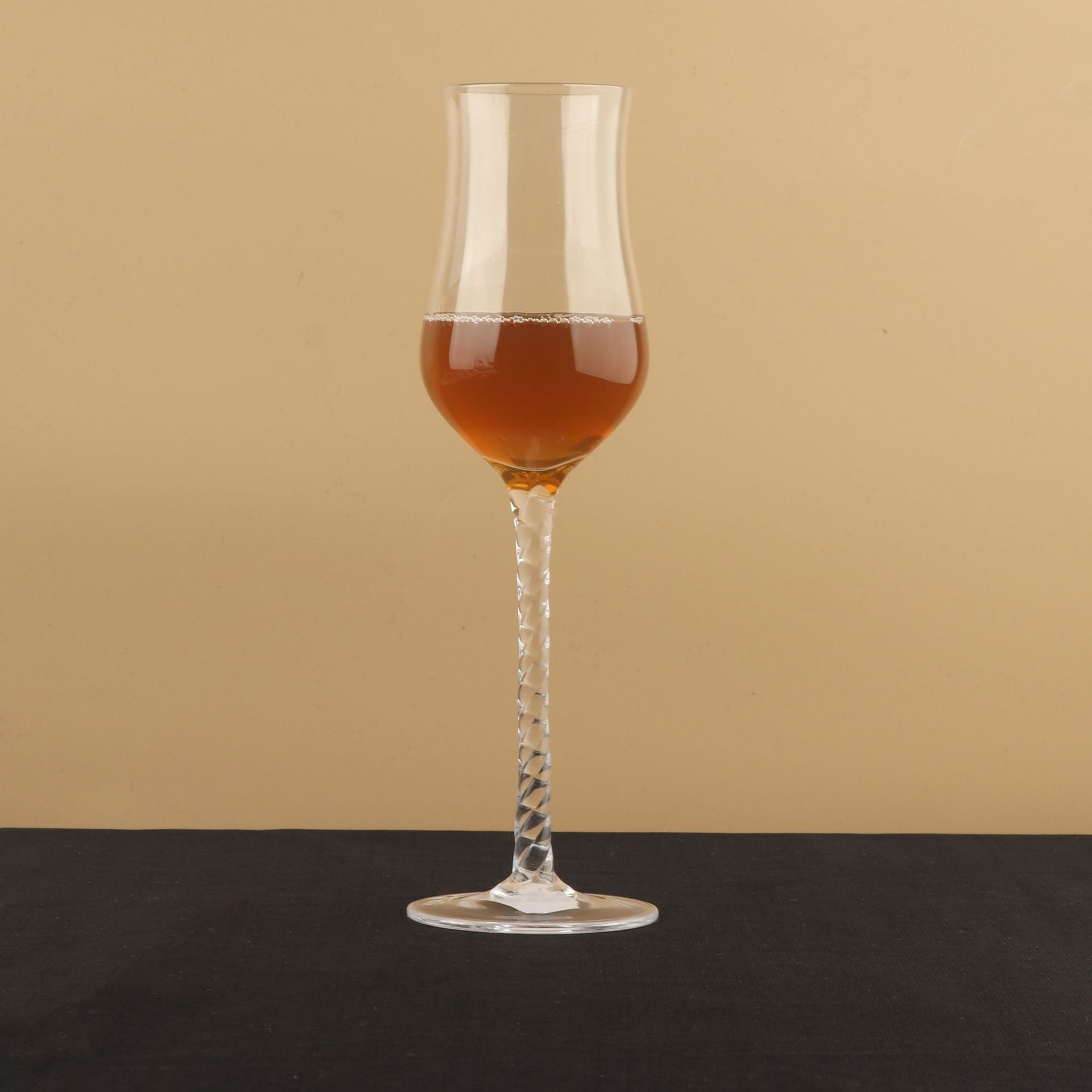 Factory wholesale handcrafted crystal twisted red wine glasses, aroma glasses, short brandy wine glasses, supporting logo printing Application Scenario