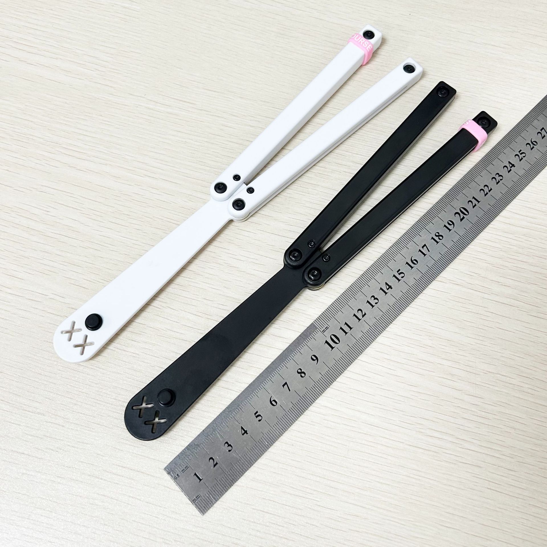Factory direct sales: Junzhuo Workshop Butterfly knives, swing knives, fancy plastic knives, training folding knives, safe and non-sharp undefined