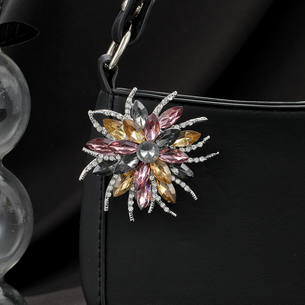 Cross-border European and American dazzling fireworks diamond-encrusted brooch, light luxury design sense, fashionable and elegant brooch sweater suit pin details Picture