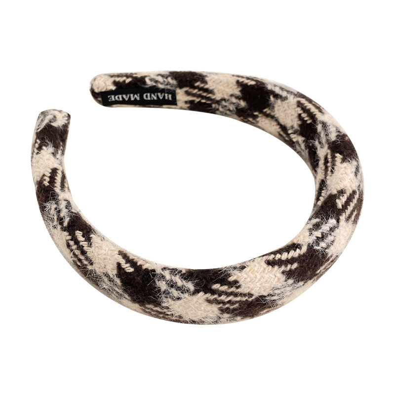 The new 2022 thousand-bird checkered hairband fabric is a versatile choice for women when going out. It features a high top of the head and a wide-edge hairpin headband, which is a must-have Item Picture