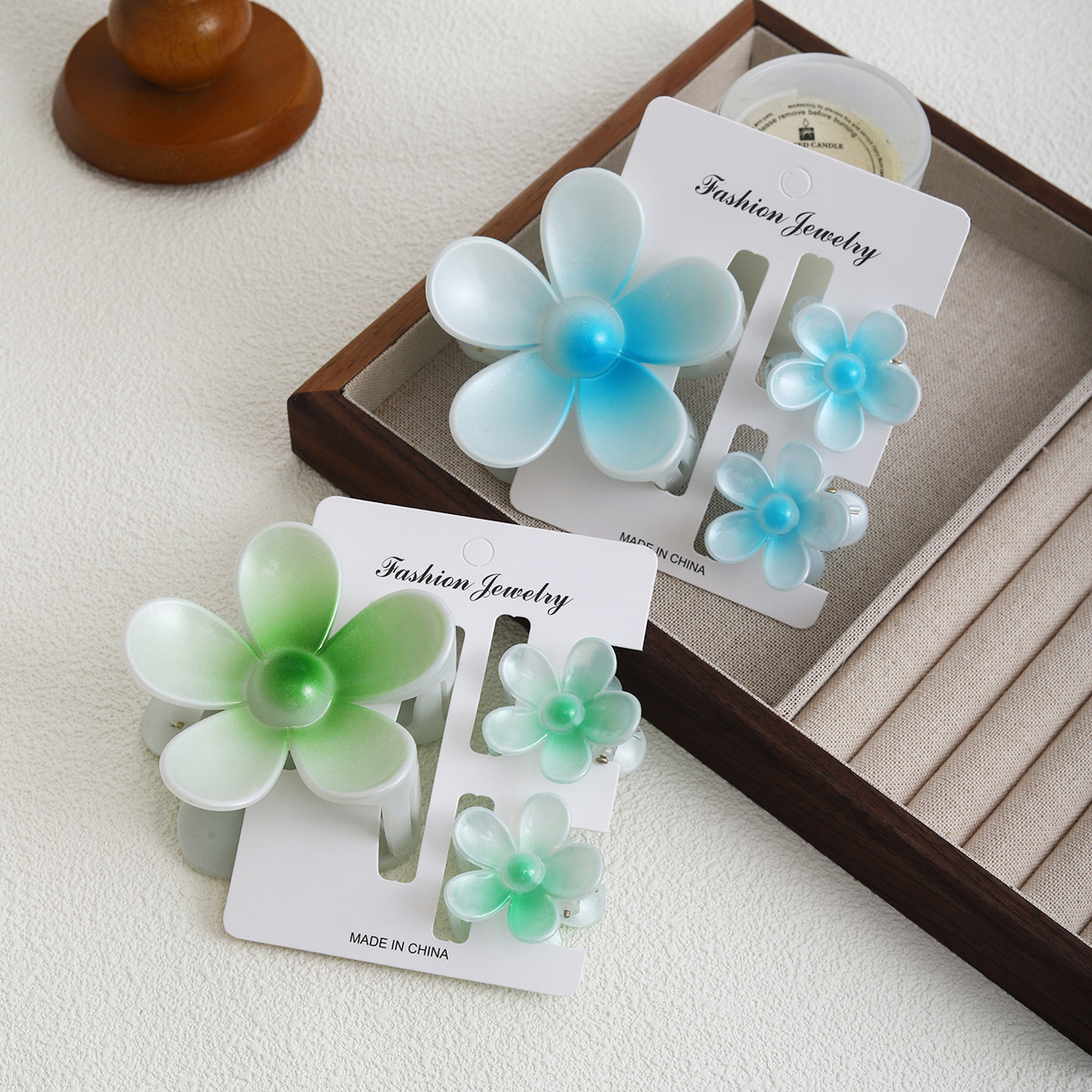 Super fairy has a ponytail flower hair clip at the back of her head, a shiny headwear clip on the side, and a simulated flower shark clip hair clip accessory details Picture