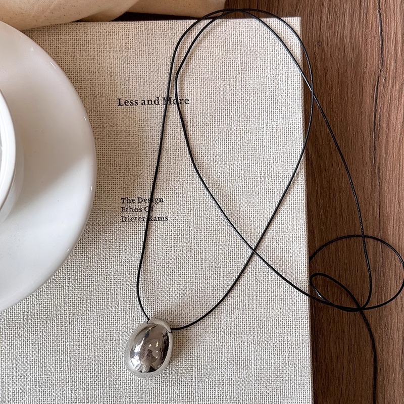 Black beaded necklace with a unique female feel, silver pendant sweater chain, 2024 new style, black leather rope collarbone chain Specification drawing