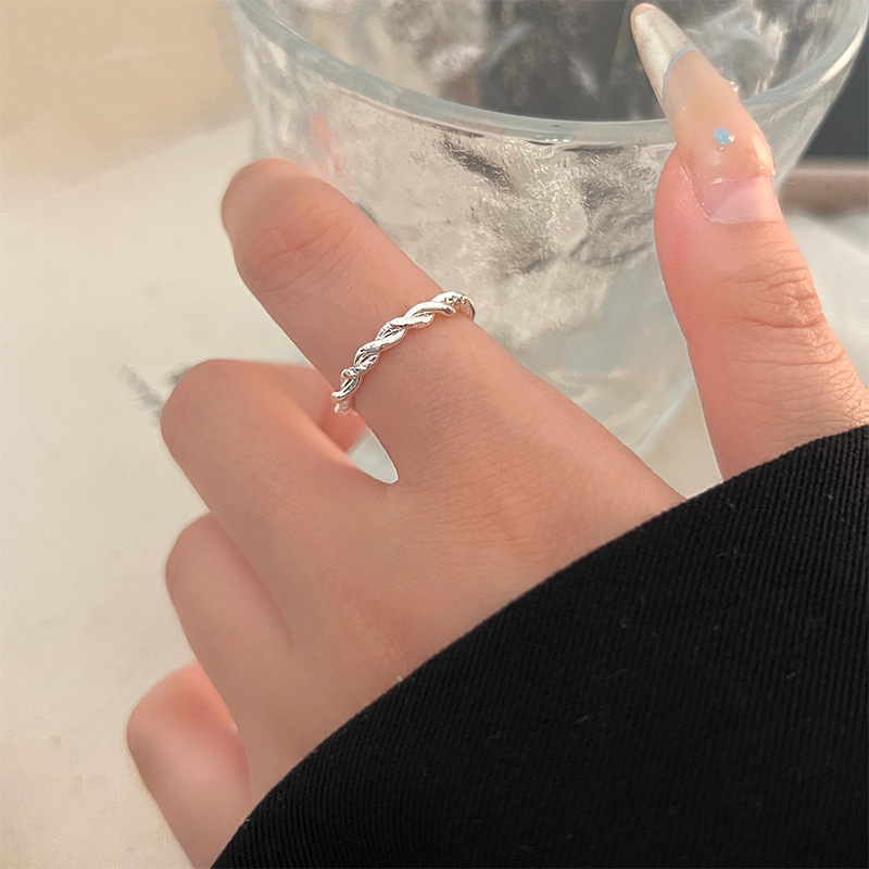 The twisted twist twist open ring is a versatile and unique everyday plain ring with a fashionable, exquisite, niche and high-end feel Application Scenario