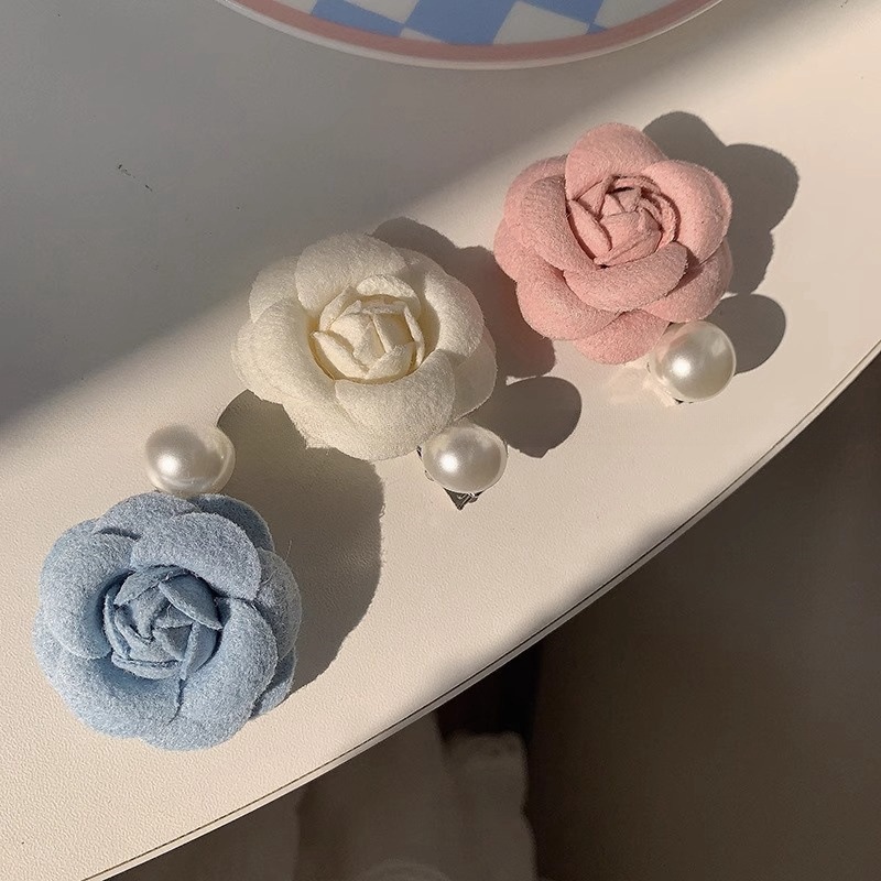 New three-dimensional rose pearl hair clip with French high-end style side bangs clip spring camellia hair accessory for women details Picture