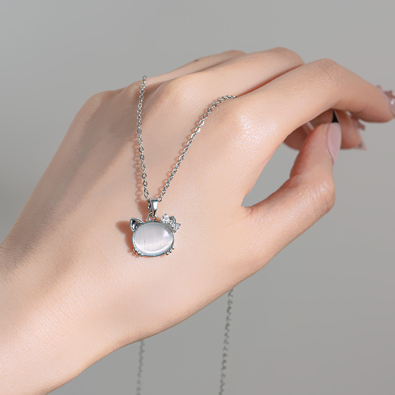 Korean version simple cat's eye stone cat pendant titanium steel necklace, women's silver temperament, high-end feel, collarbone chain, Internet celebrity accessory Application Scenario