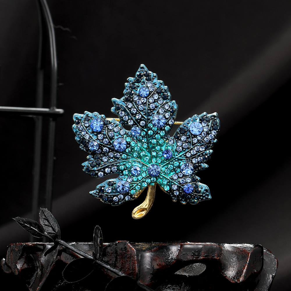 Cross-border European and American diamond-encrusted gradient red maple leaf brooch, retro design sense, exquisite and fashionable coat and suit pin details Picture