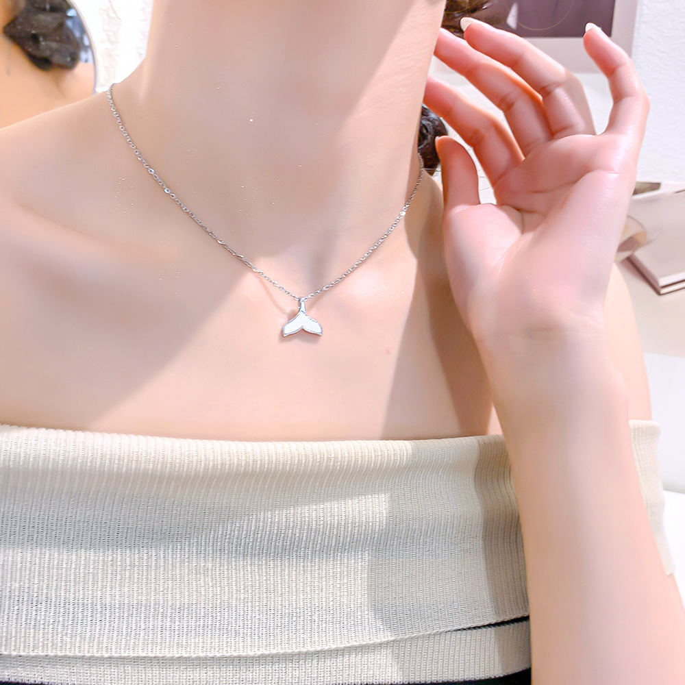 A unique and simple fishtail necklace with a niche design for women, versatile collarbone chain, and a trendy and elegant pearl light luxury accessory Application Scenario