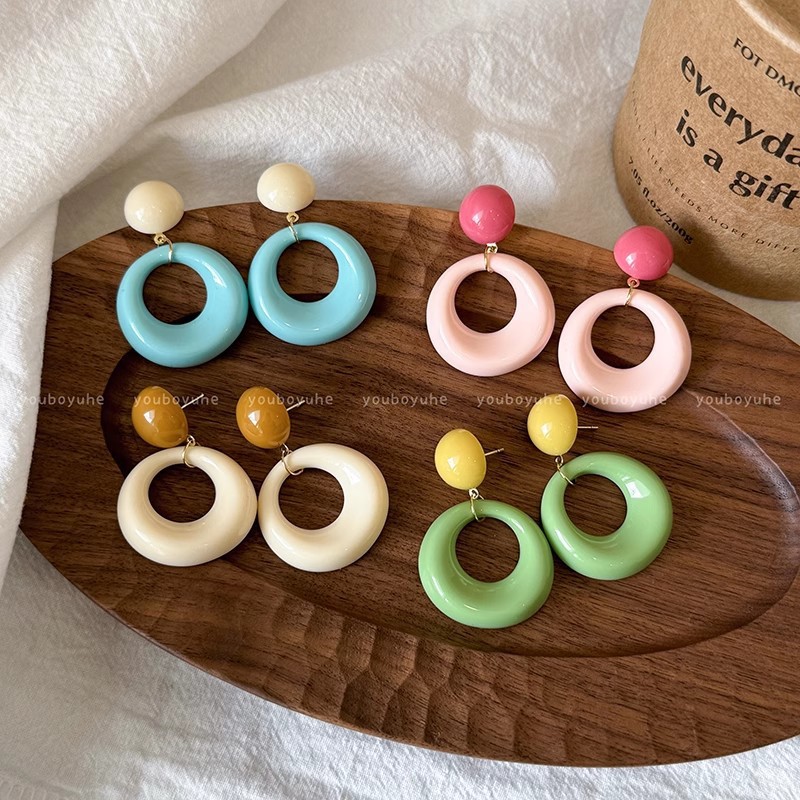 Summer color-blocking circle earrings, a niche design for women, seaside stud earrings, 2025 new dopamine exaggerated vacation earrings Application Scenario
