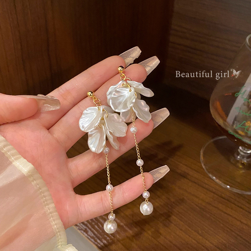 Dongdaemun's shell petal earrings for women exude a sense of light luxury and high-end sophistication. Long and elegant pearl earrings are popular earrings on the Internet details Picture