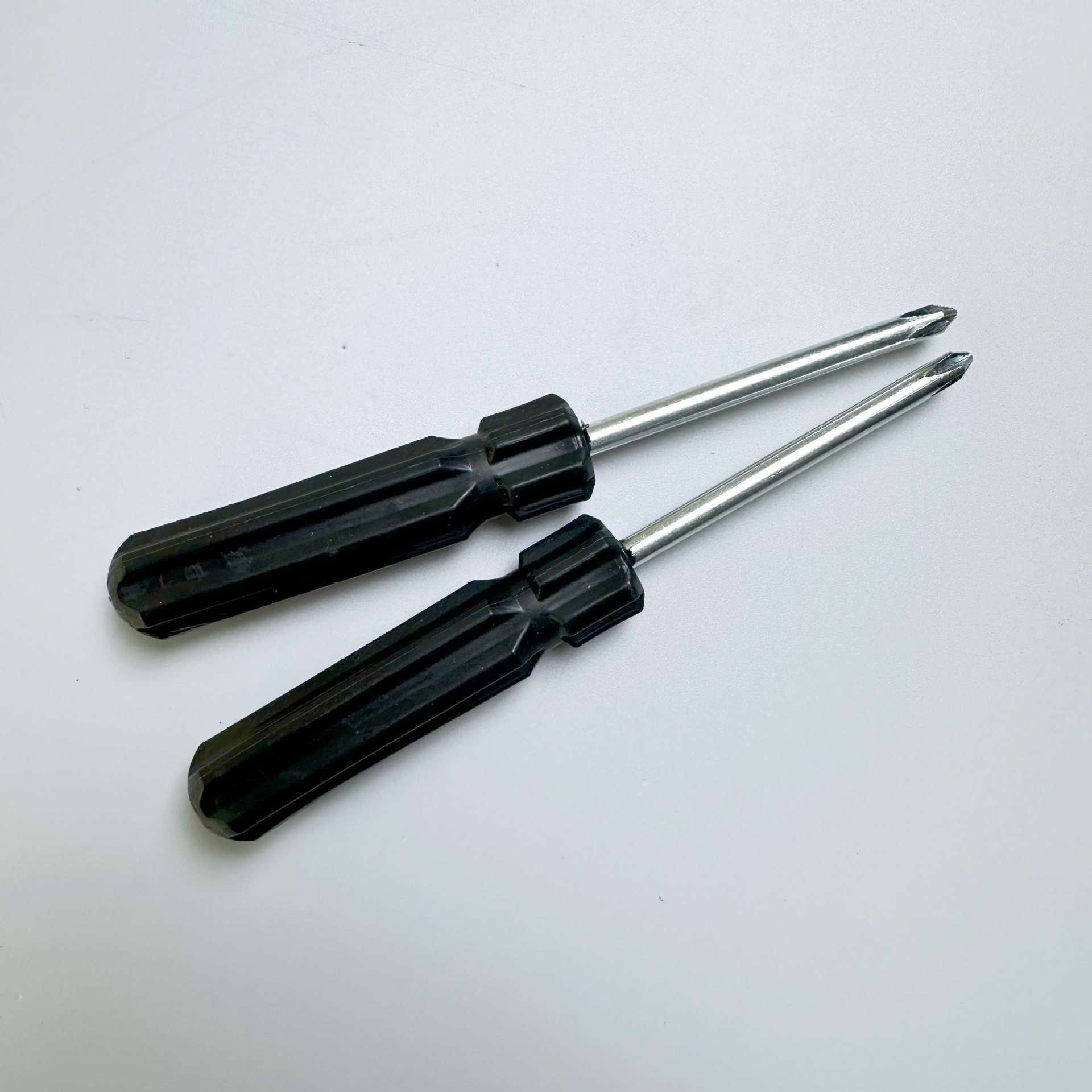 Factory wholesale of black handle 5.0 screwdrivers with magnetic screwdrivers, furniture and home decoration delivery screwdrivers Application Scenario