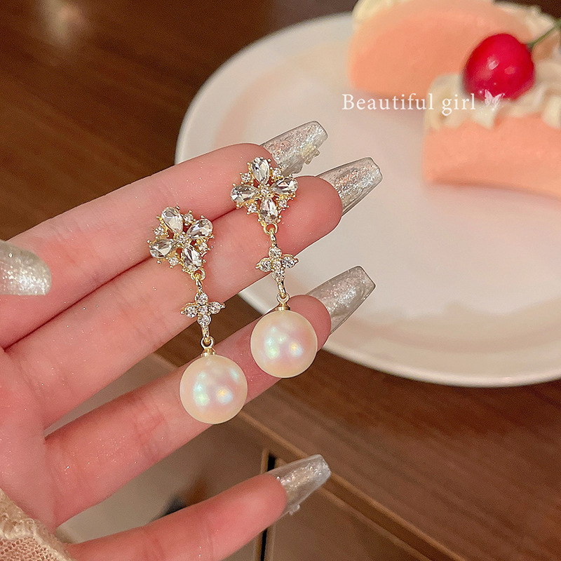 Snowflake pearl tassel earrings, a new 2024 women's light luxury and high-end round face ear accessory, a trendy and elegant stud full figure