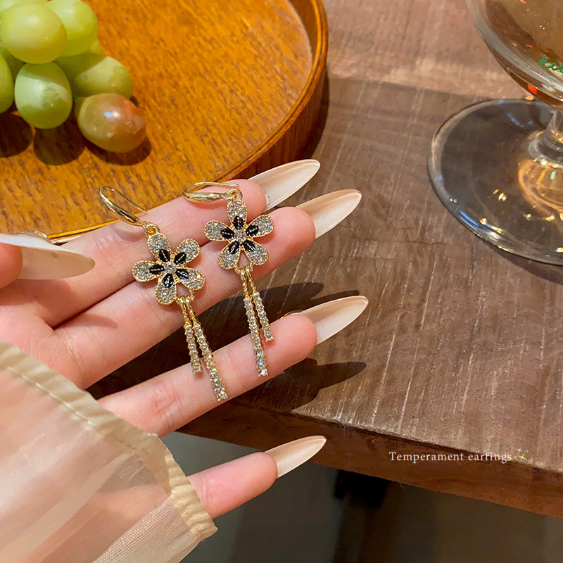 Diamond-encrusted black flower earrings for women, with a retro European and American style and tassel earrings, are light luxury and elegant, and are popular online celebrity earrings full figure