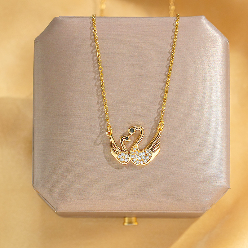 This is a simple and fashionable double swan necklace for women, featuring a niche and light luxury design. It is a popular collarbone chain and a versatile and elegant accessory Specification drawing