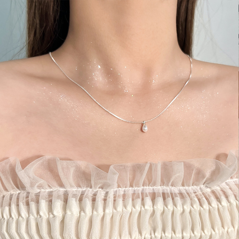 The minimalist chalcedony necklace is a niche design for women with a cold style. The round pendant exudes a commuting vibe in autumn and winter. It's a trend of collarbone chains Application Scenario