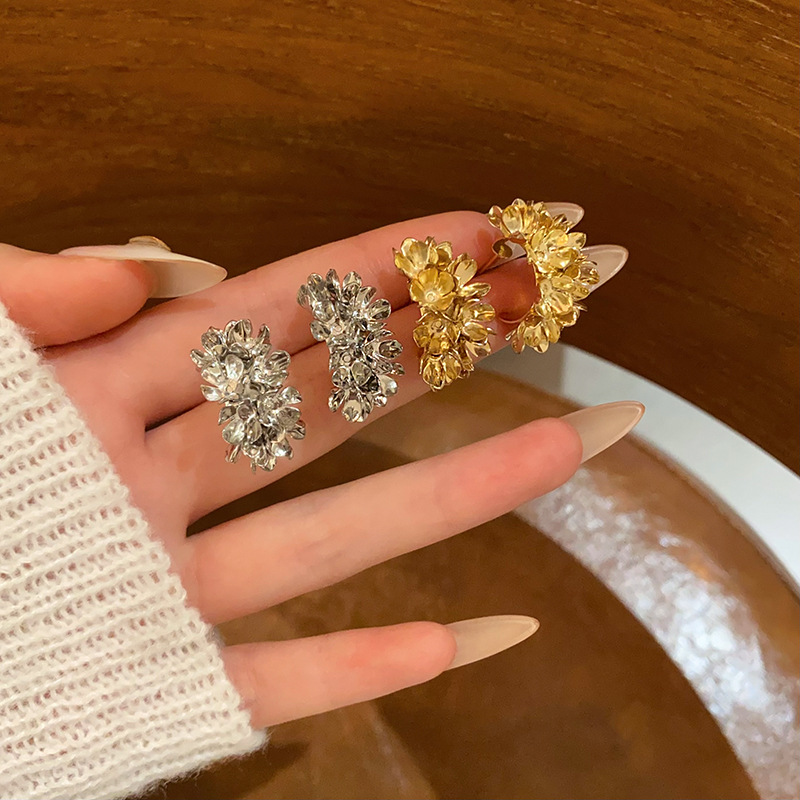 Best-selling retro metal C-ring flower earrings, with a high-end, light luxury and niche design, are fashionable and versatile trendy earrings full figure