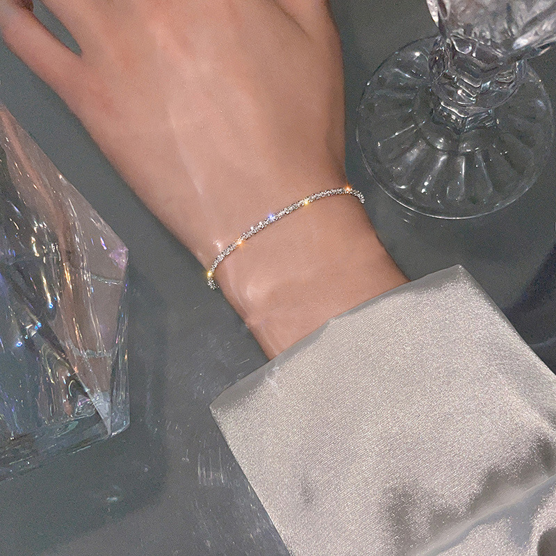 The sparkling fine plain necklace for women exudes a light luxury, niche and high-end vibe. The starry collarbone chain is a popular and trendy necklace accessory Application Scenario