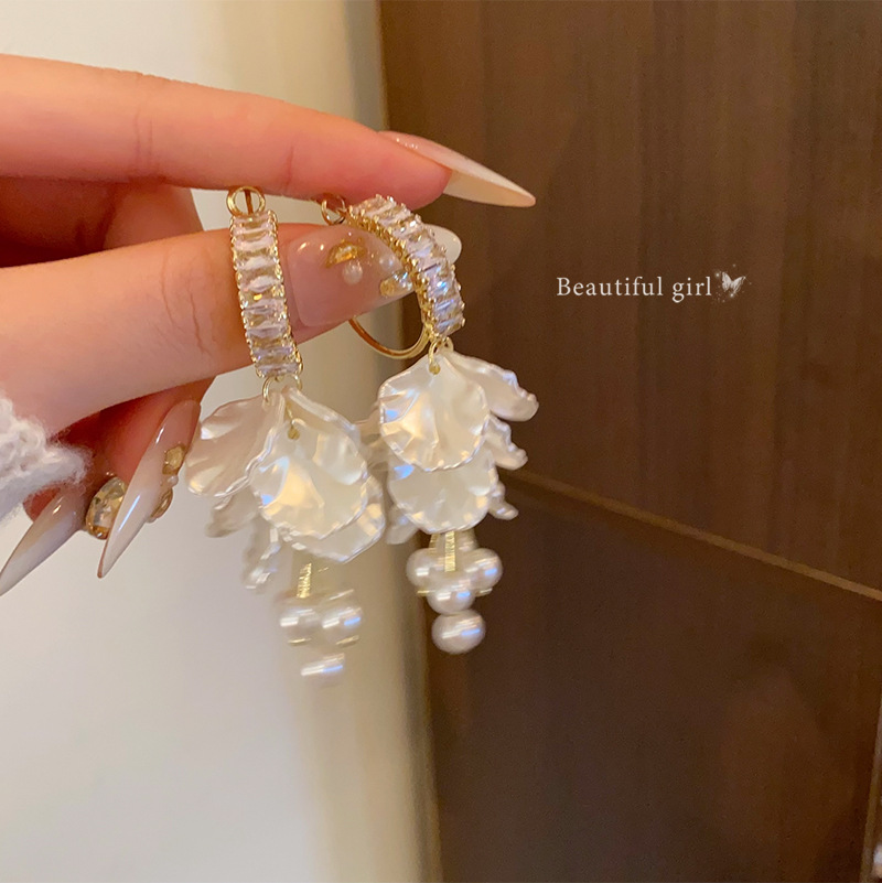 Sweet petal tassel pearl earrings for women, with a grand and fashionable European and American style. Zircon stud earrings, unique and versatile, are popular online earrings Specification drawing
