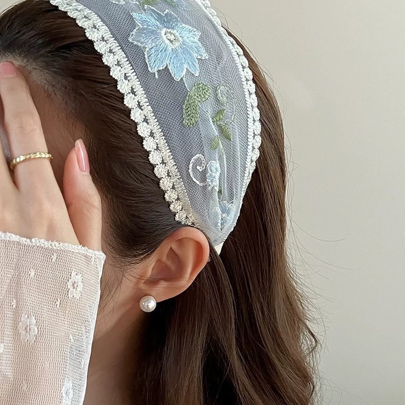 Pastoral style embroidered flower mesh hair band for women, new Spring/Summer 2025, stylish and high-end wide-edge headband hair accessory Application Scenario