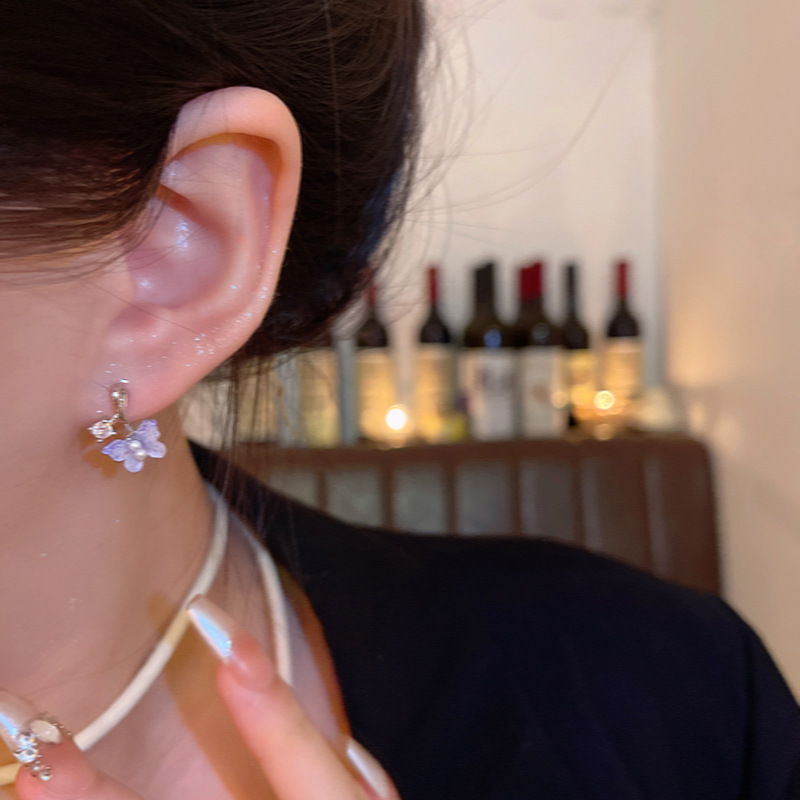 Gradient blue diamond-encrusted butterfly earrings, a high-end, light luxury, versatile and elegant pearl stud earrings, summer earrings for 2025 Application Scenario