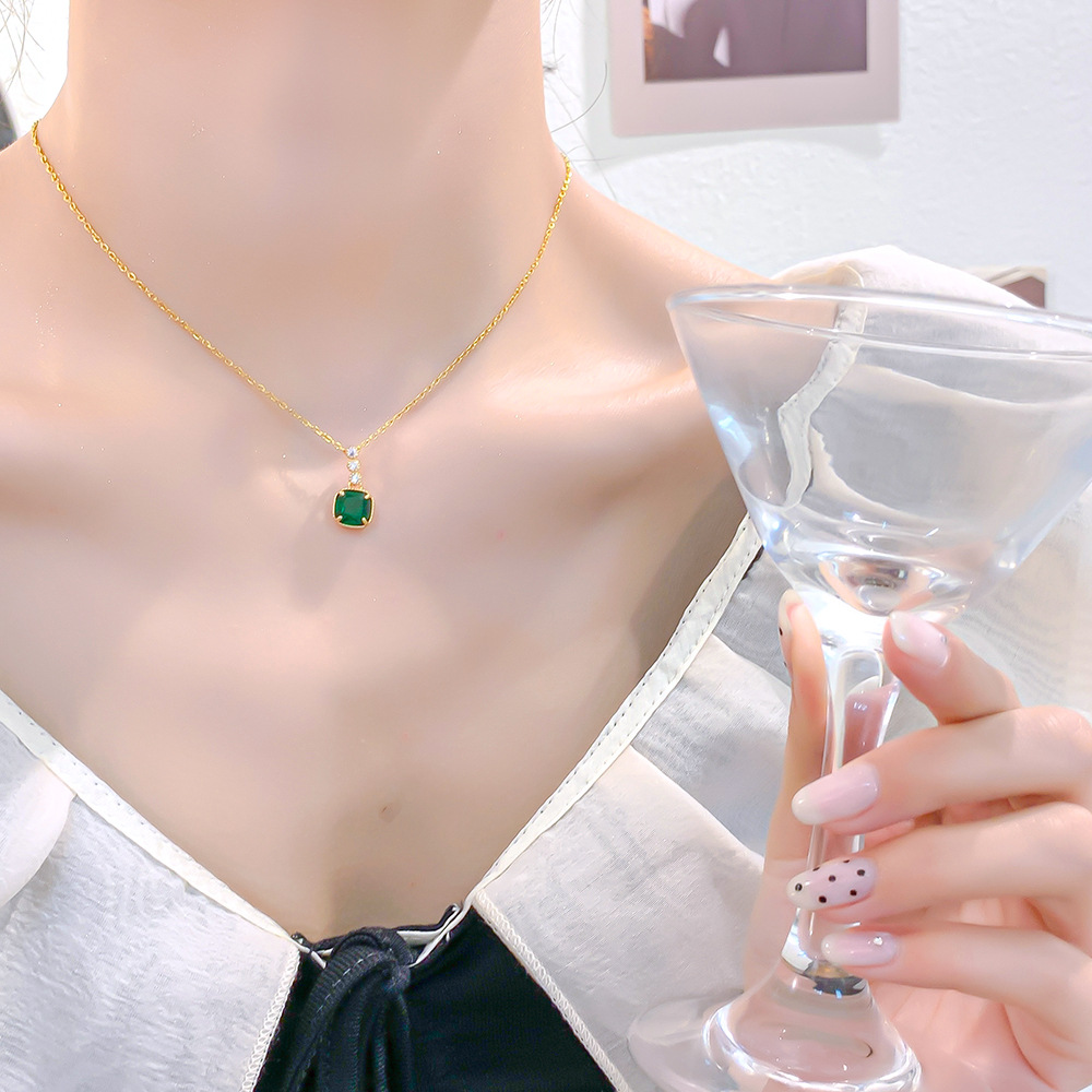 The minimalist design sense, popular emerald zircon pendant, diamond-encrusted, elegant titanium steel necklace, a unique and high-end accessory for women Application Scenario