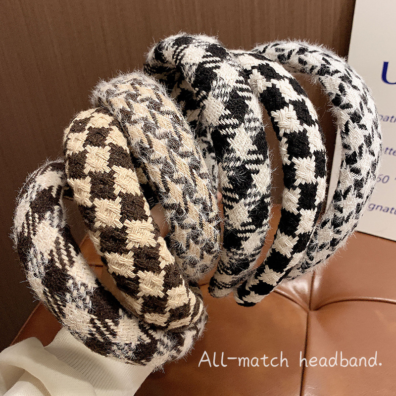 The new 2022 thousand-bird checkered hairband fabric is a versatile choice for women when going out. It features a high top of the head and a wide-edge hairpin headband, which is a must-have full figure