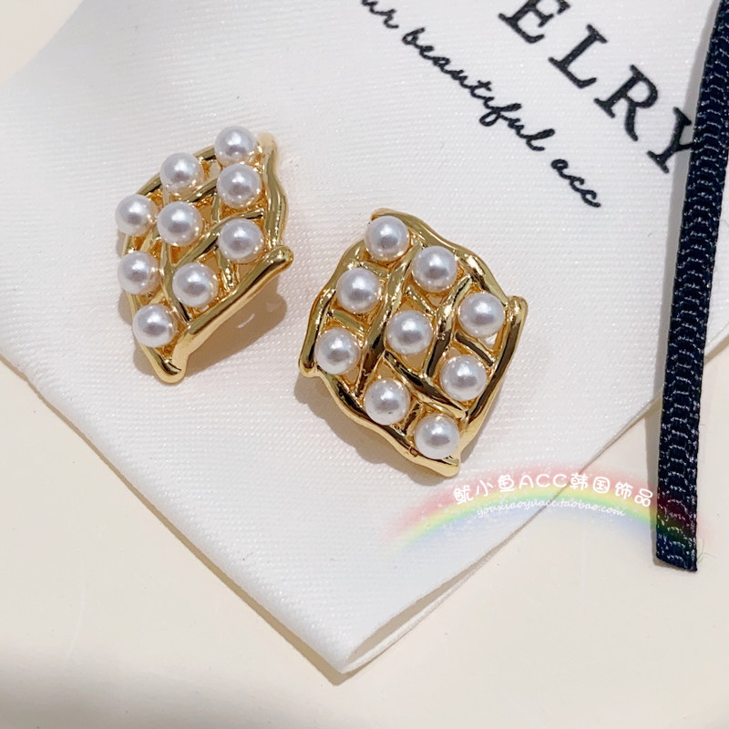 Irregular pearl stud earrings for women, a light luxury, niche and high-end look. New summer 2025 style, a trendy and stylish earpiece Application Scenario