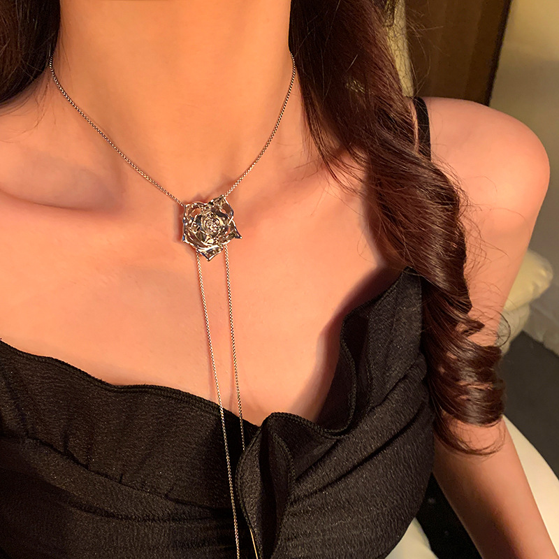 Cold and stylish rose necklace for women on Instagram, versatile and high-end, pull-out collarbone chain, sweet and cool sweater chain details Picture